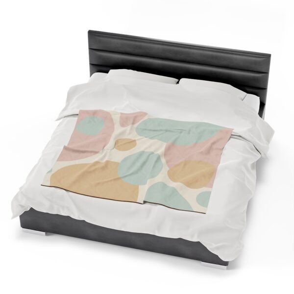 Stunning Circular Shapes Beautiful Velveteen Plush Blanket. - Image 14