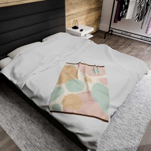 Stunning Circular Shapes Beautiful Velveteen Plush Blanket. - Image 4