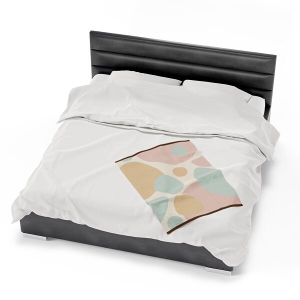 Stunning Circular Shapes Beautiful Velveteen Plush Blanket. - Image 6