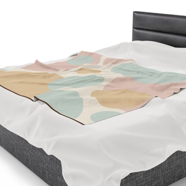 Stunning Circular Shapes Beautiful Velveteen Plush Blanket. - Image 15