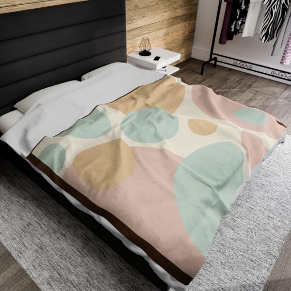 Stunning Circular Shapes Beautiful Velveteen Plush Blanket. - Image 20