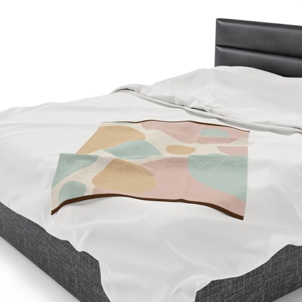 Stunning Circular Shapes Beautiful Velveteen Plush Blanket. - Image 7