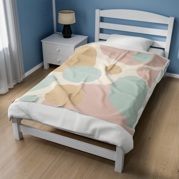 Stunning Circular Shapes Beautiful Velveteen Plush Blanket. - Image 11
