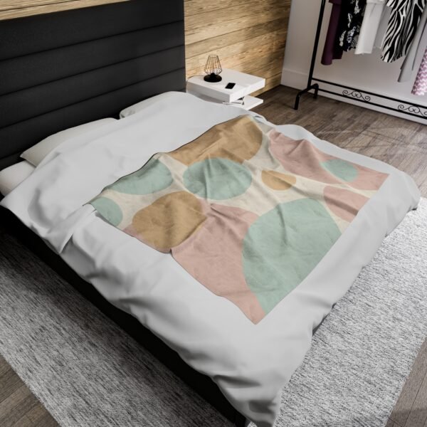 Stunning Circular Shapes Beautiful Velveteen Plush Blanket. - Image 12